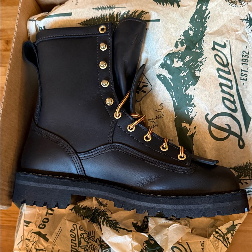 Danner Black Leather Lace-Up Work Boot with Gold Hardware 14100 Rainforest style